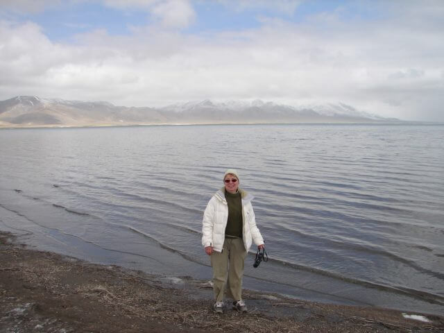 Jaqueline standing in front of the lake Aru Tso